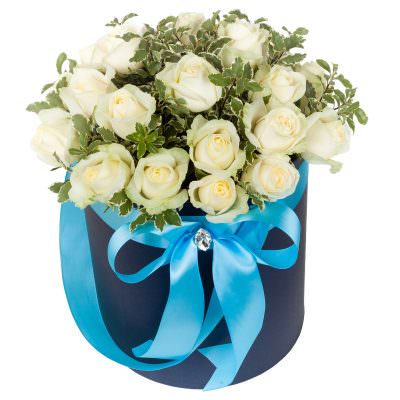 Шляпная коробка с белыми розами «Волшебное сияние»